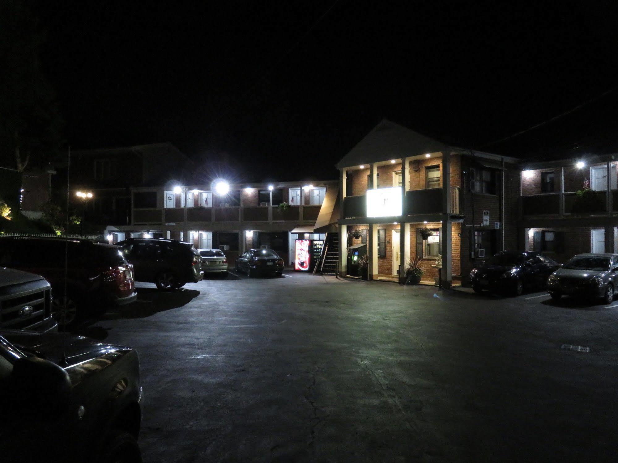 Central Motel Courtyard White Plains Kültér fotó